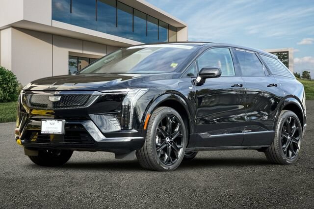 Certified 2025 Cadillac Optiq Sport 2 w/ LPO, ONYX Package AWD/4WD image 8
