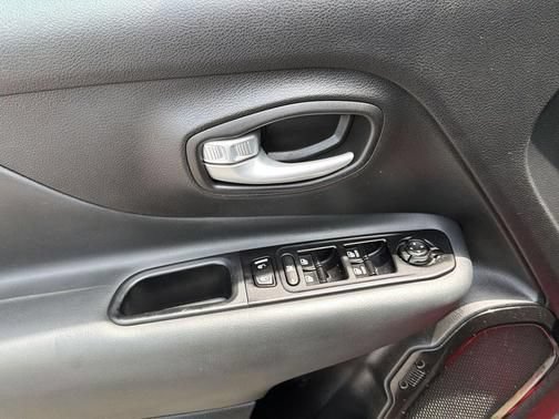 Used 2023 Jeep Renegade Altitude AWD/4WD image 14