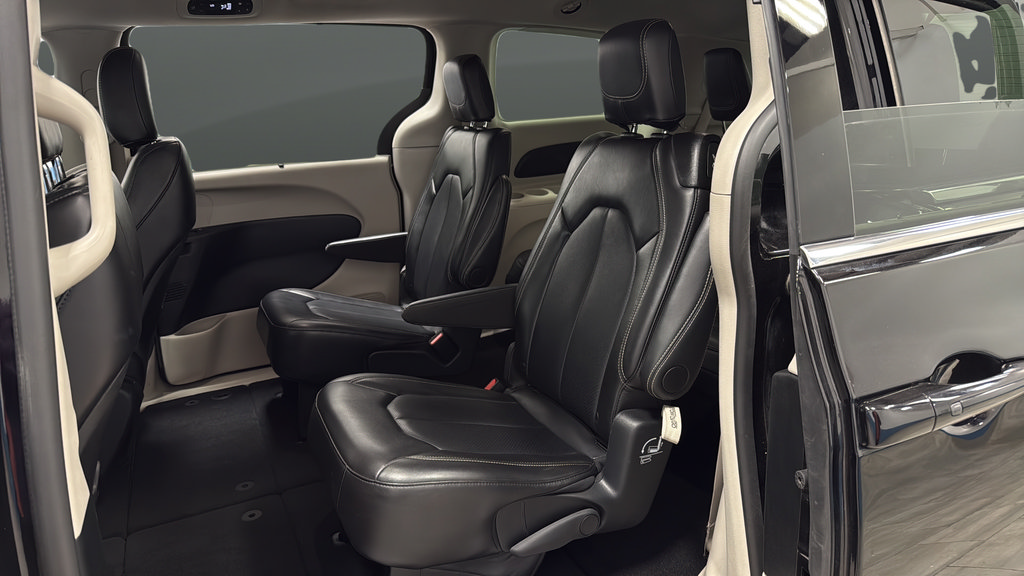 Used 2024 Chrysler Pacifica Touring-L FWD image 23