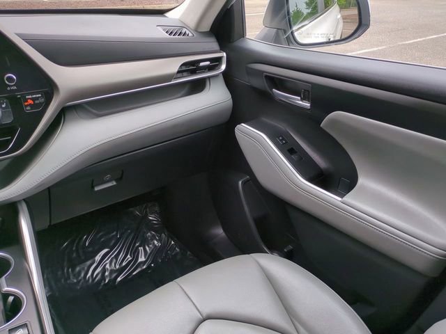 Used 2023 Toyota Highlander XLE image 16