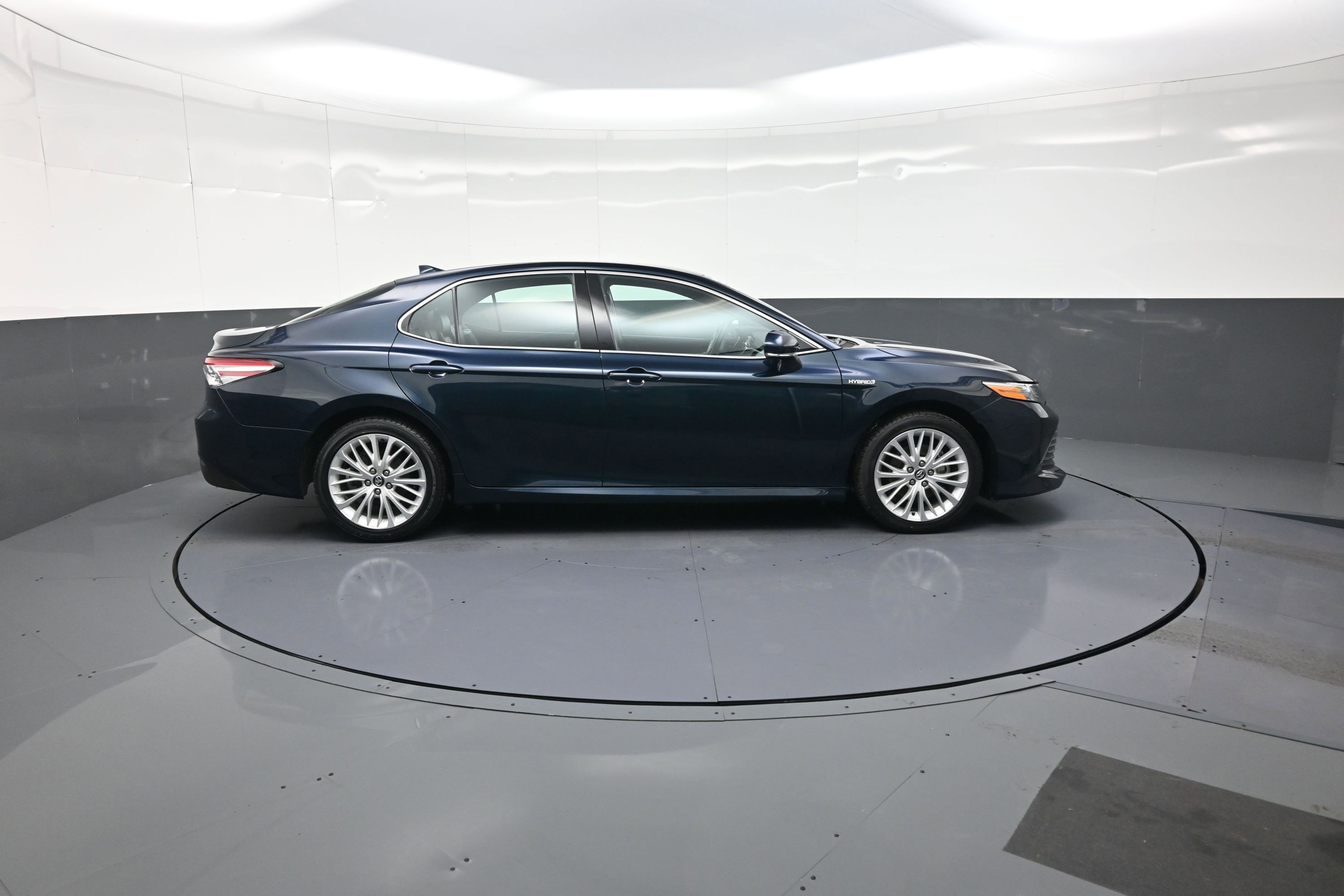 Used 2020 Toyota Camry XLE image 2
