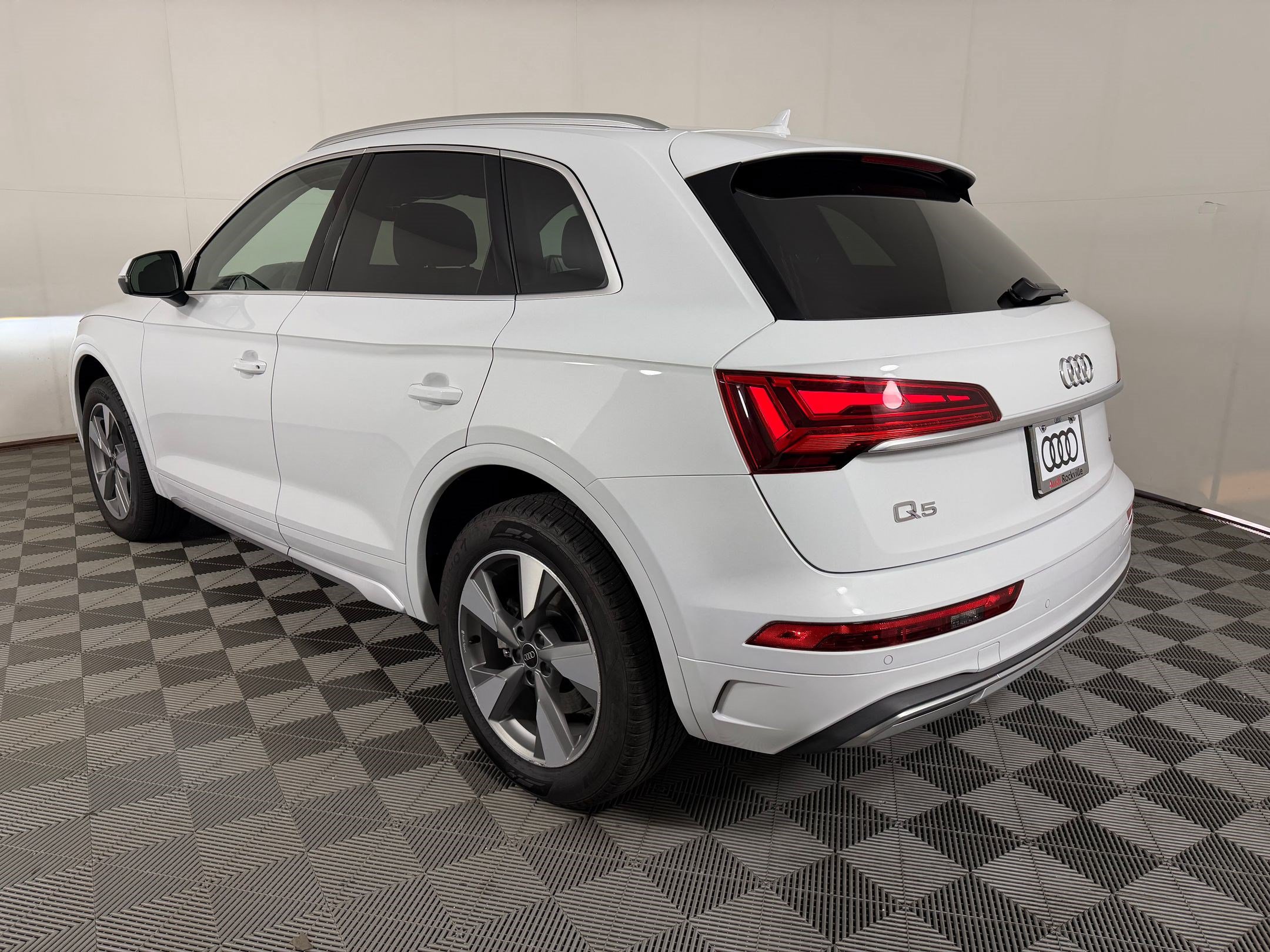 Certified 2023 Audi Q5 2.0T Premium Plus w/ Premium Plus Package AWD/4WD image 3
