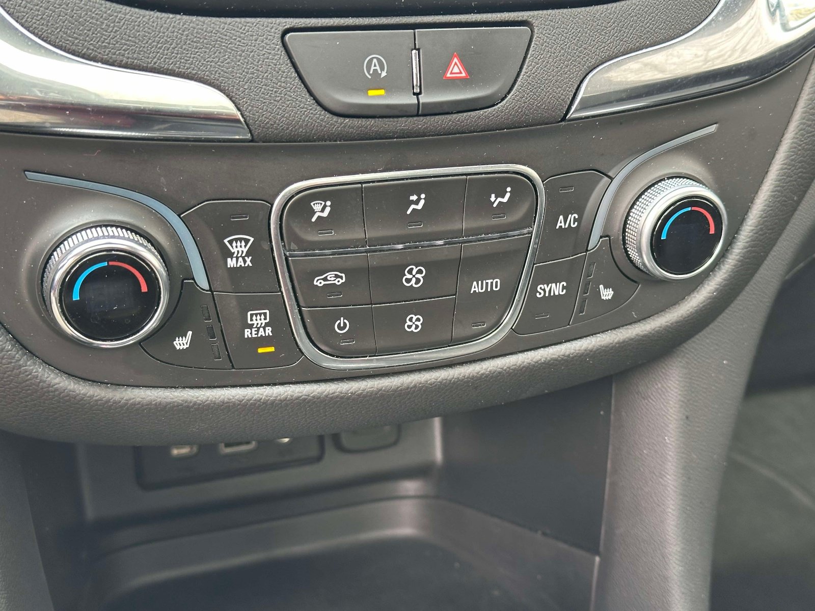 Used 2024 Chevrolet Equinox LT AWD/4WD image 32