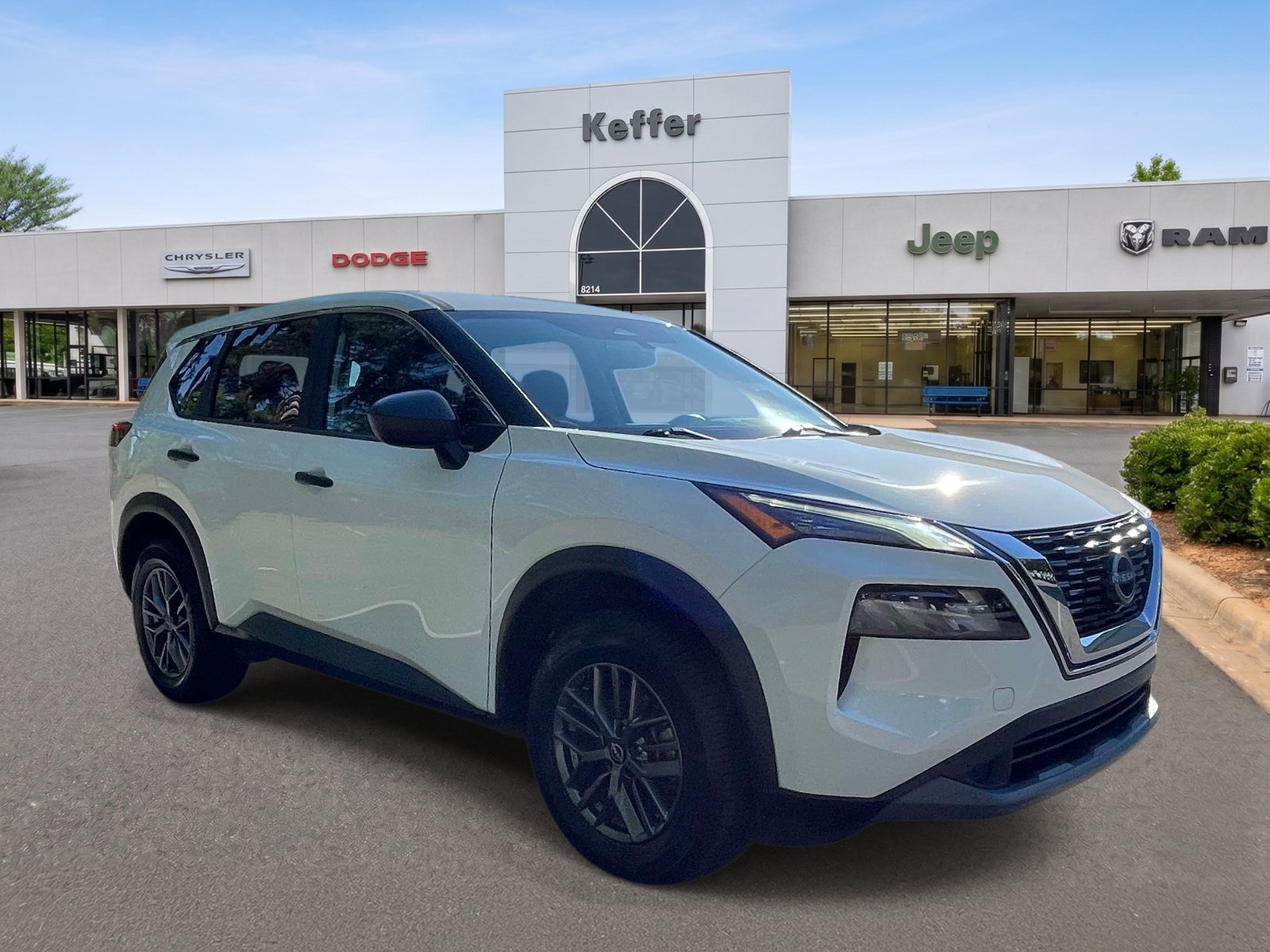 Used 2023 Nissan Rogue S AWD/4WD image 3