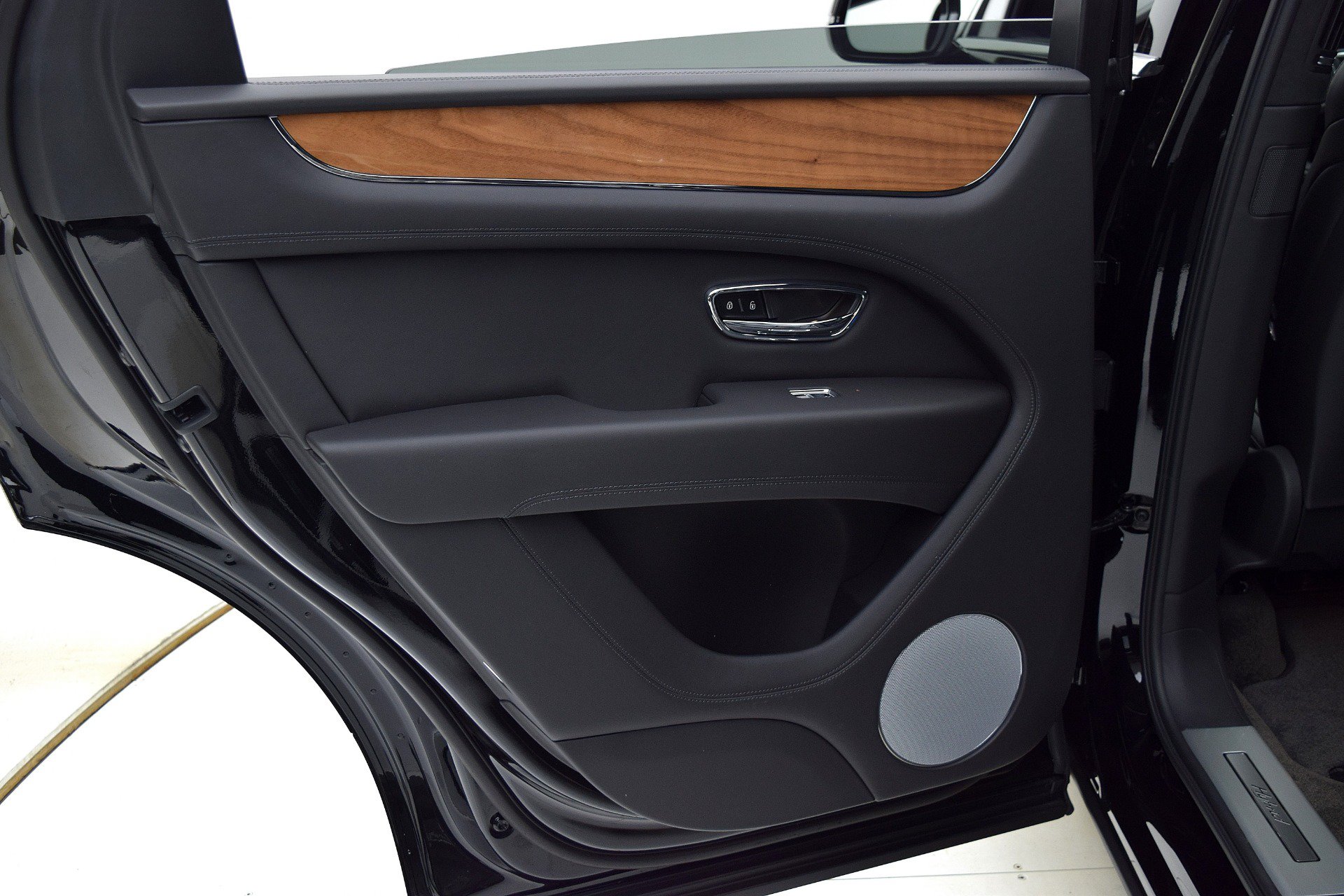 Certified 2021 Bentley Bentayga Plug-In Hybrid AWD/4WD image 36