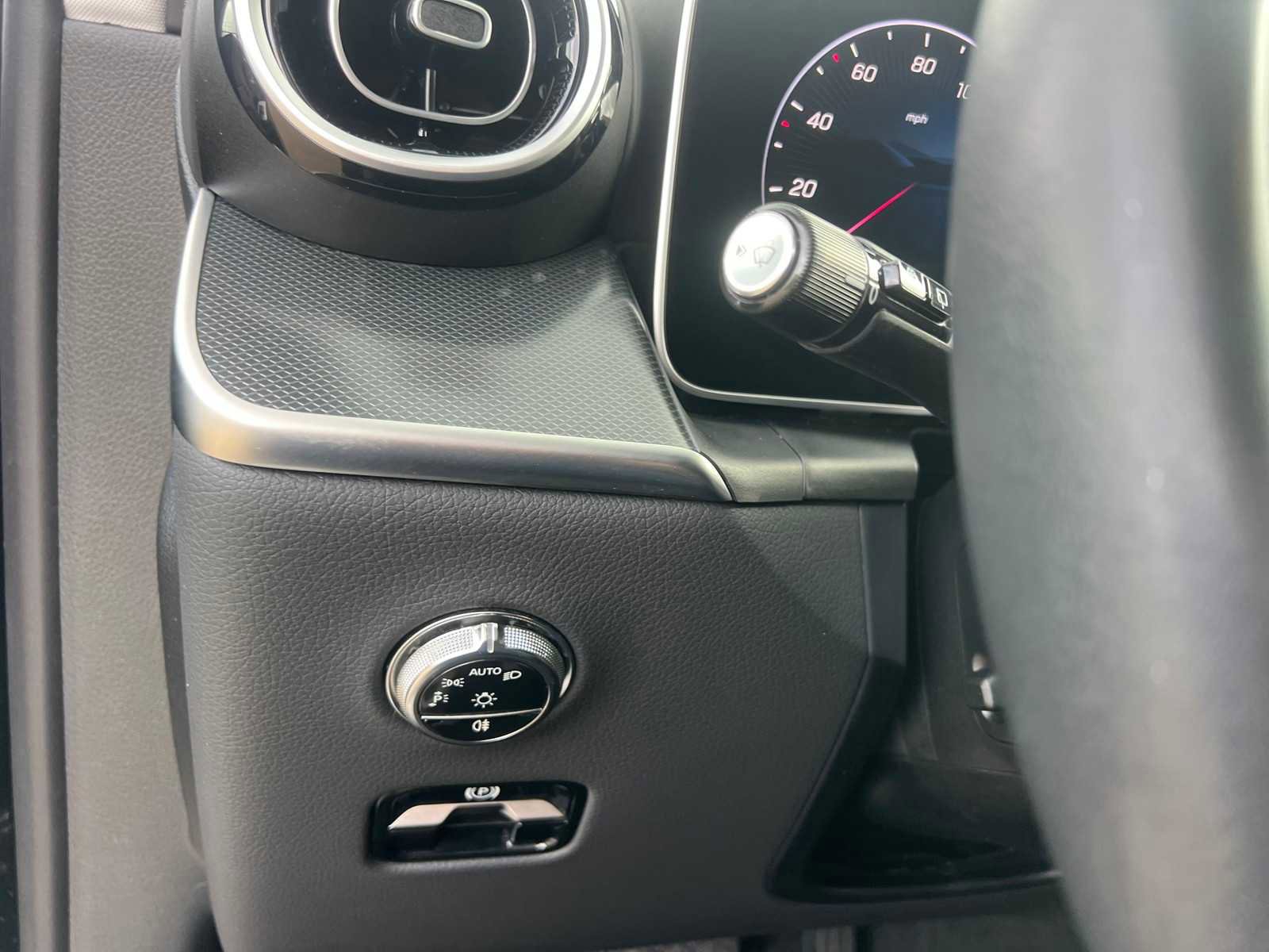 Used 2025 Mercedes-Benz GLC 350e 4MATIC image 18