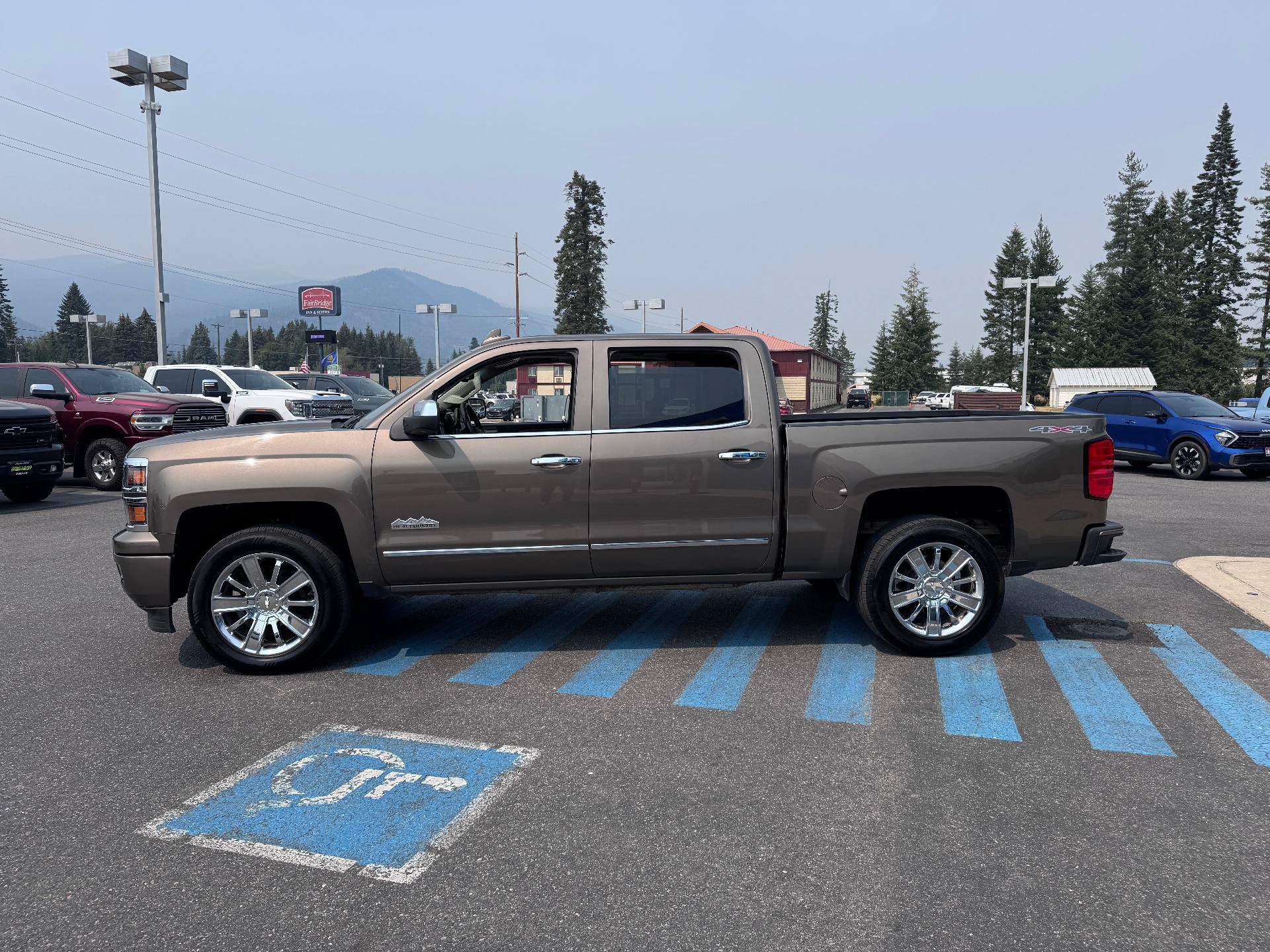 Used 2015 Chevrolet Silverado 1500 High Country w/ High Country Premium Package AWD/4WD image 4