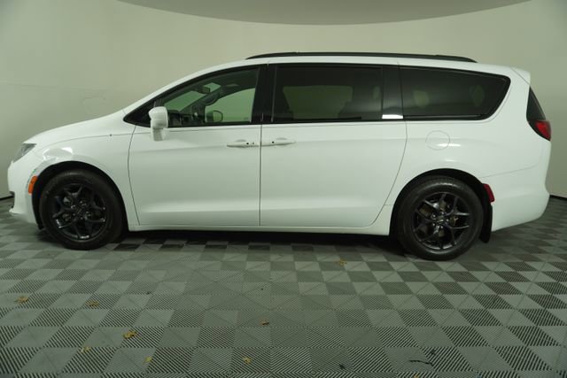 Used 2020 Chrysler Pacifica Touring-L image 4