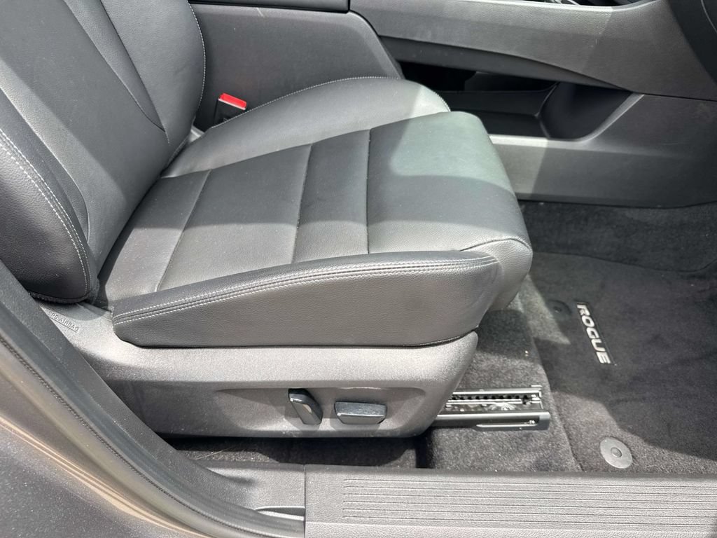 Used 2025 Nissan Rogue SL FWD image 16