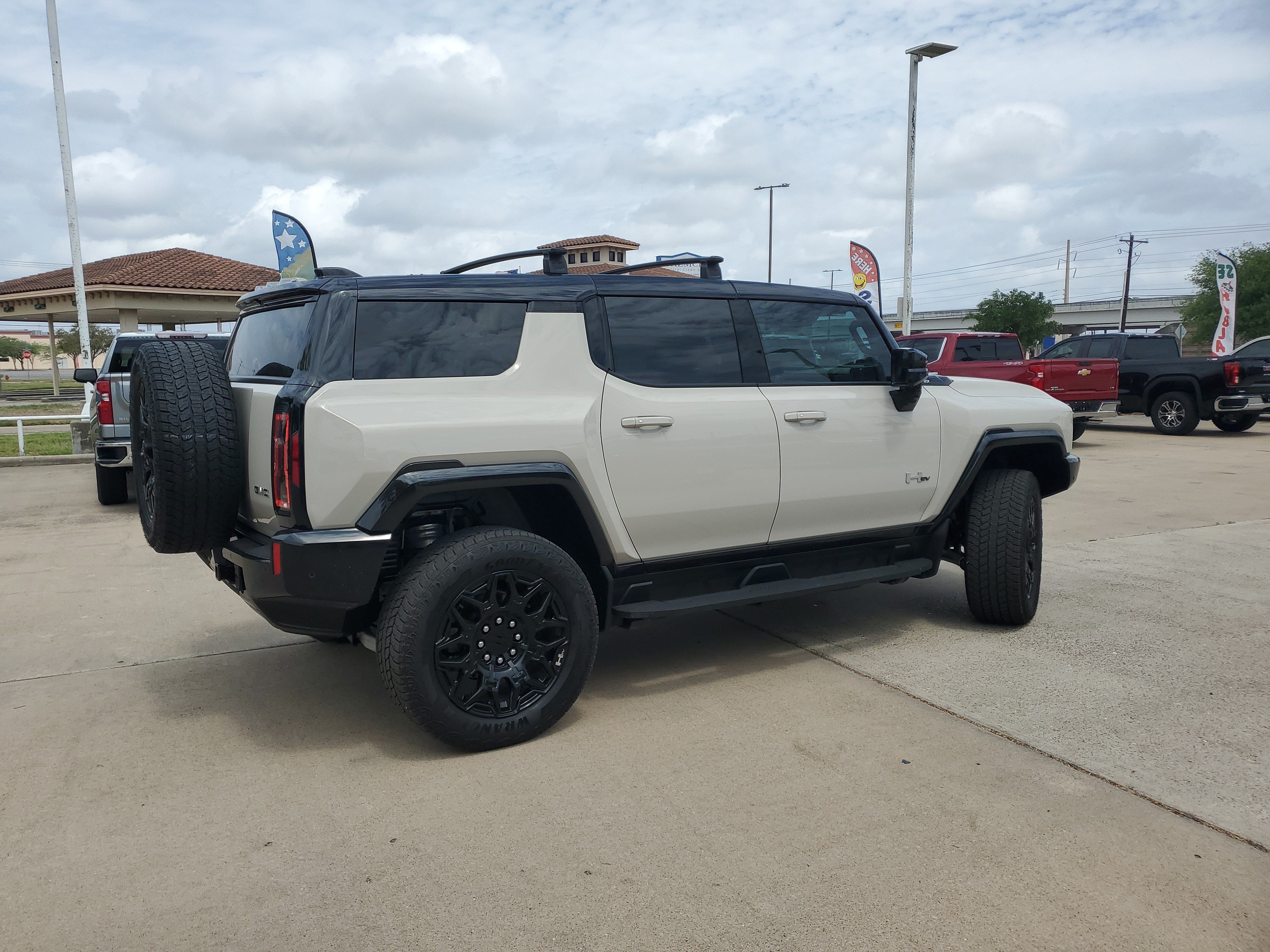 New 2026 GMC Hummer EV SUV w/ LPO, Roof Cross Rail Package AWD/4WD image 7