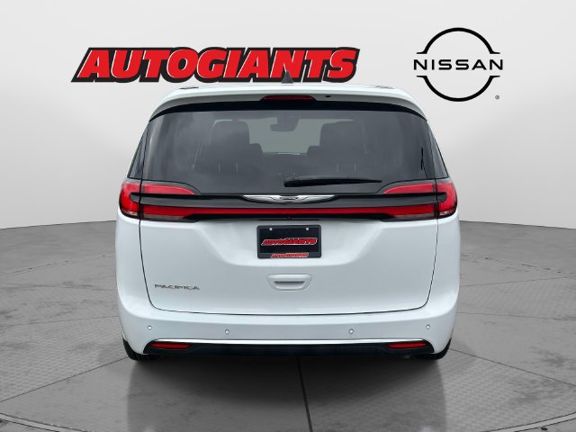 Used 2024 Chrysler Pacifica Touring-L FWD image 4