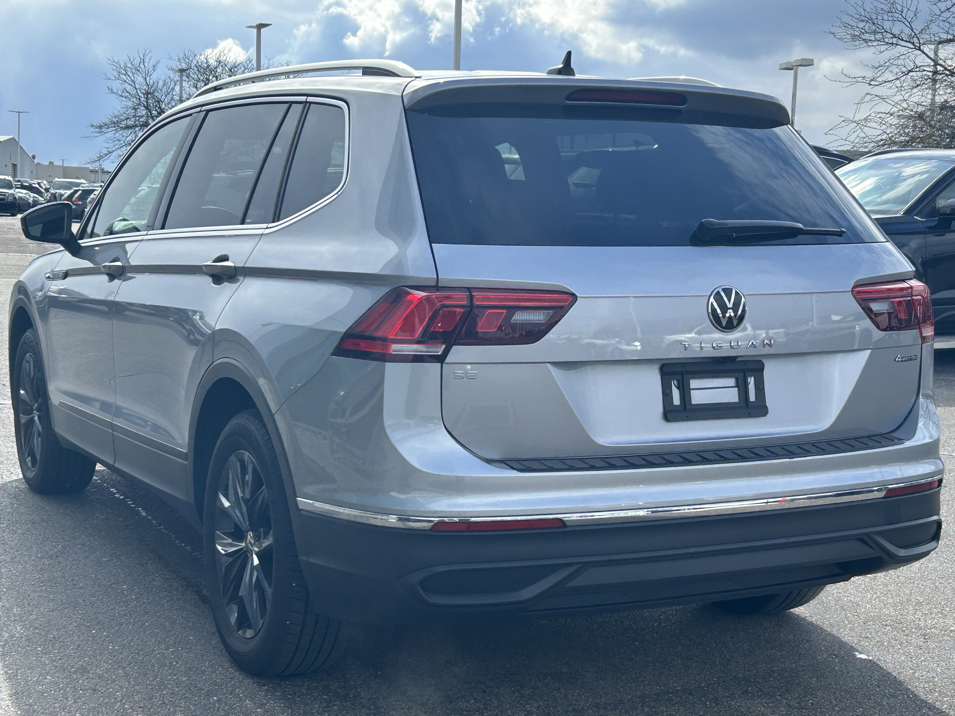 Certified 2024 Volkswagen Tiguan SE w/ Panoramic Sunroof Package image 5
