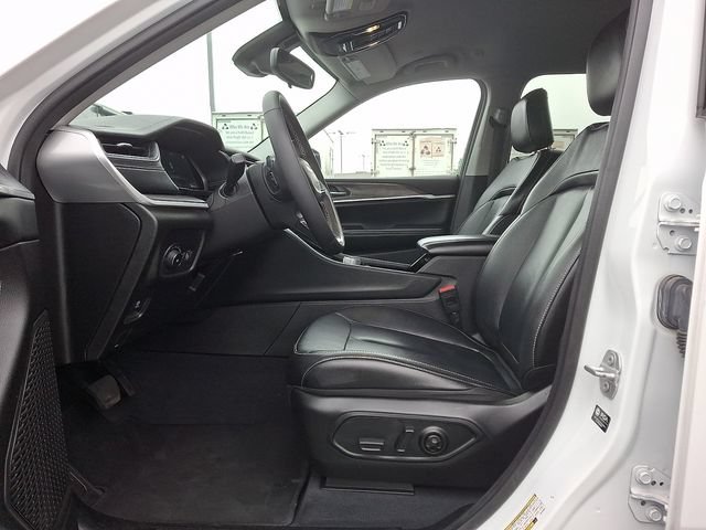 Used 2023 Jeep Grand Cherokee L Limited w/ Black Appearance Package AWD/4WD image 16