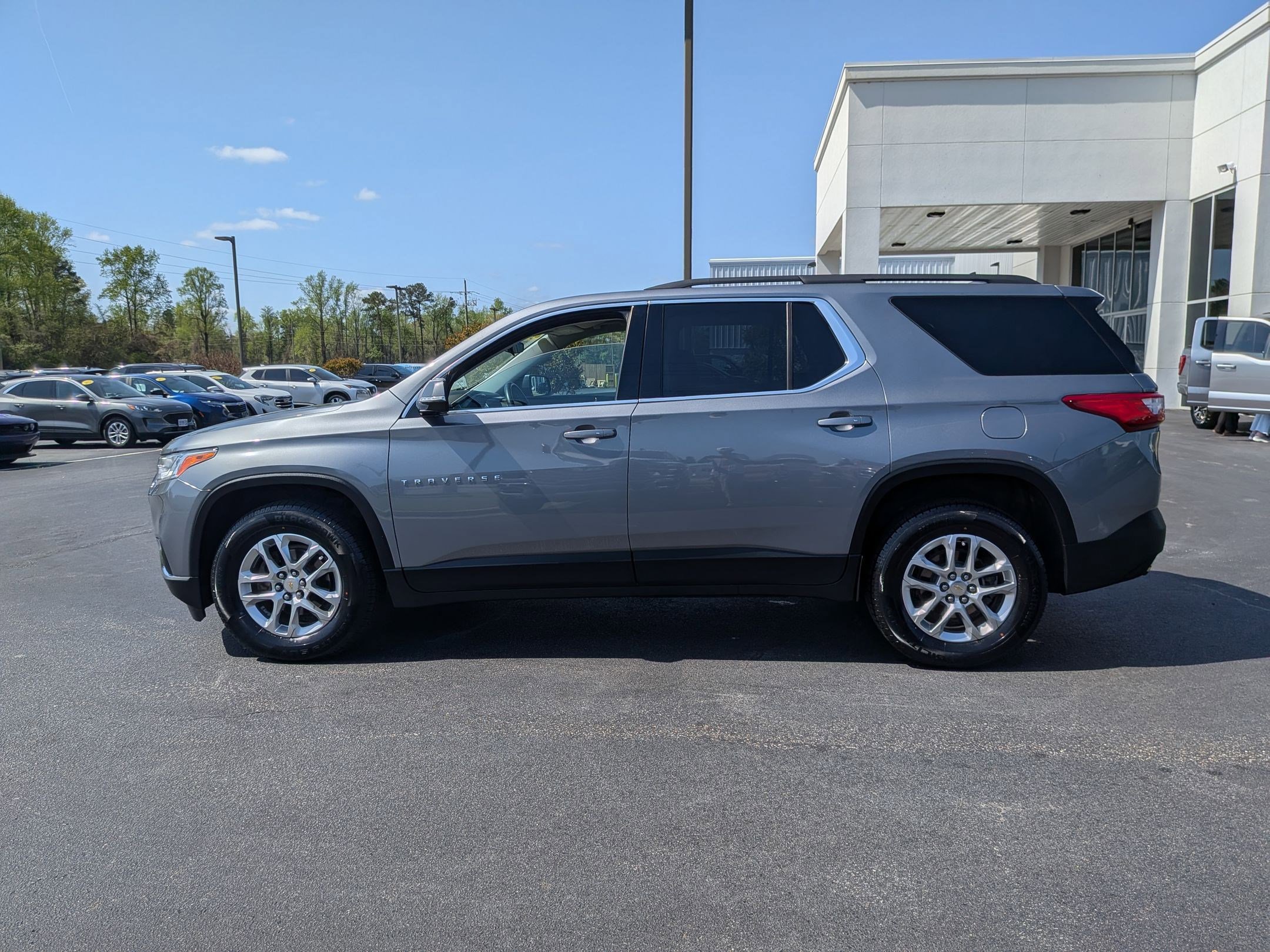 Used 2020 Chevrolet Traverse LT image 8