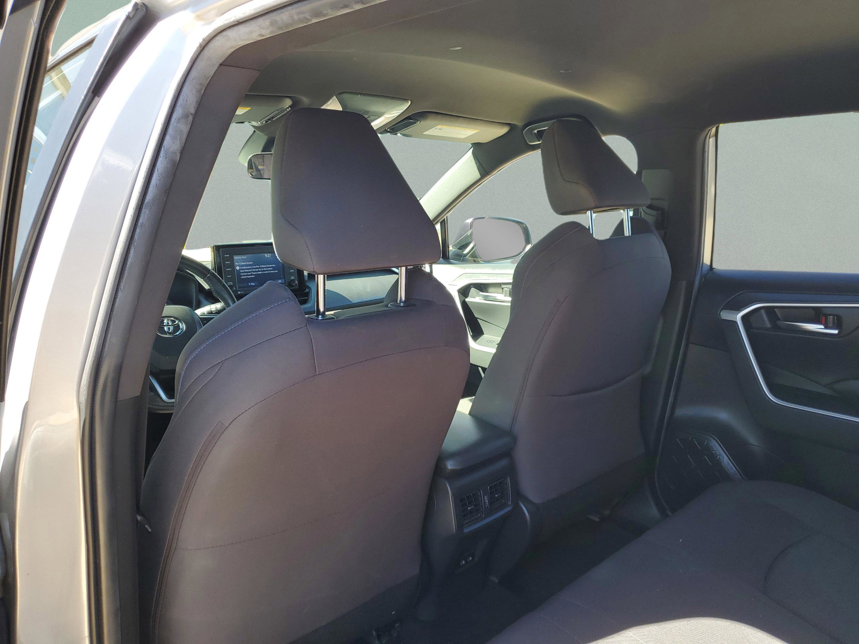 Used 2022 Toyota RAV4 SE image 8