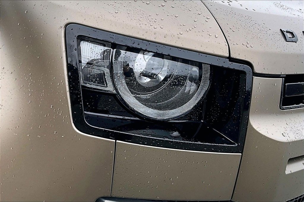 Used 2024 Land Rover Defender 110 SE image 27