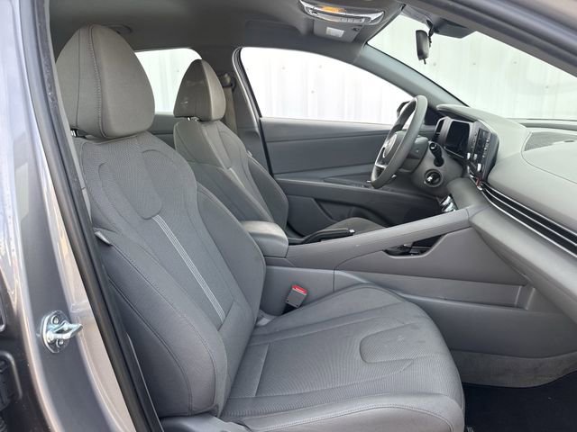 Used 2025 Hyundai Elantra SE image 24