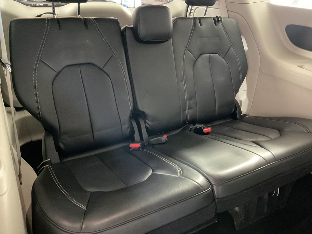 Used 2023 Chrysler Pacifica Touring-L FWD image 21