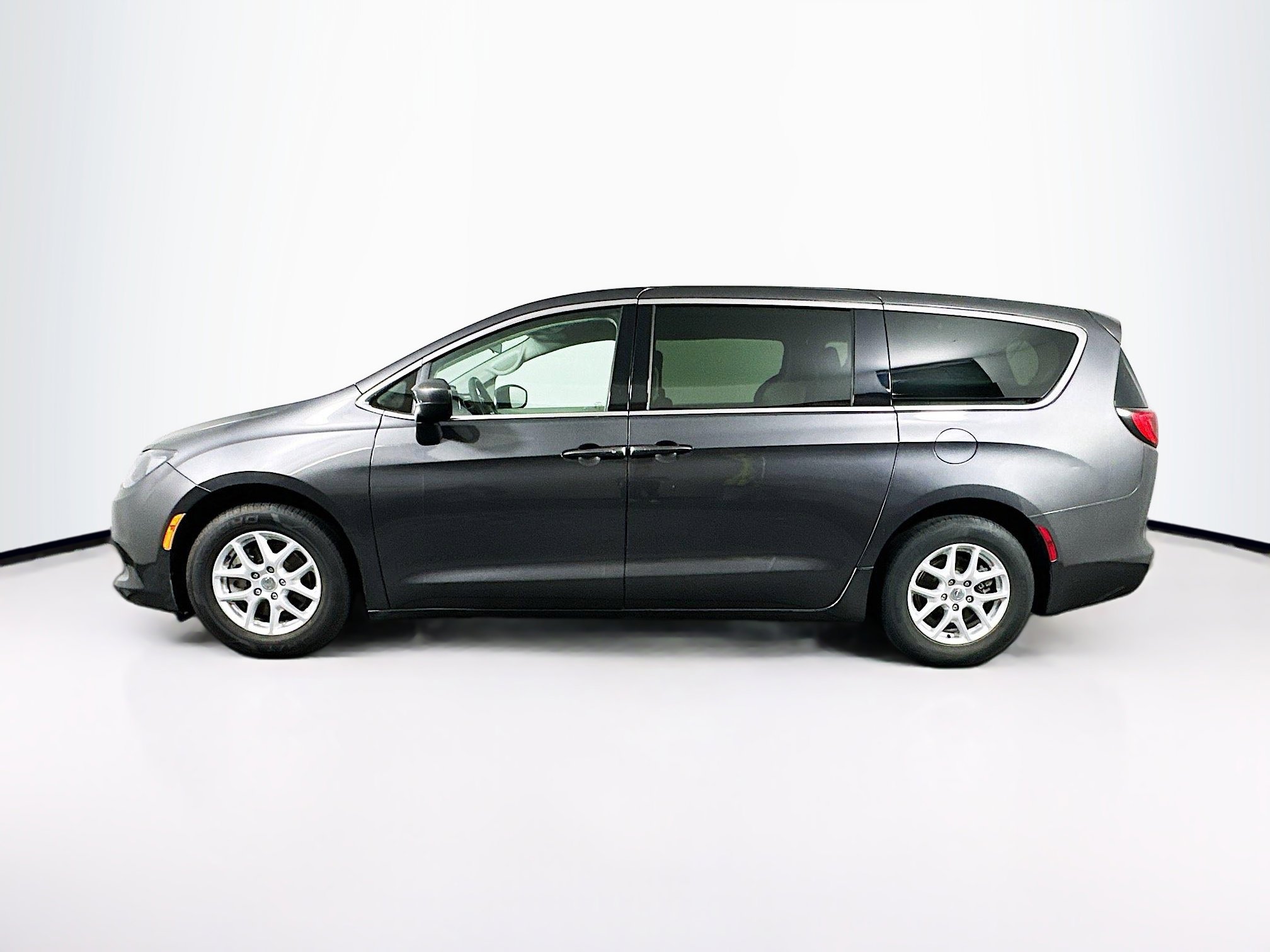 Used 2018 Chrysler Pacifica LX FWD image 4