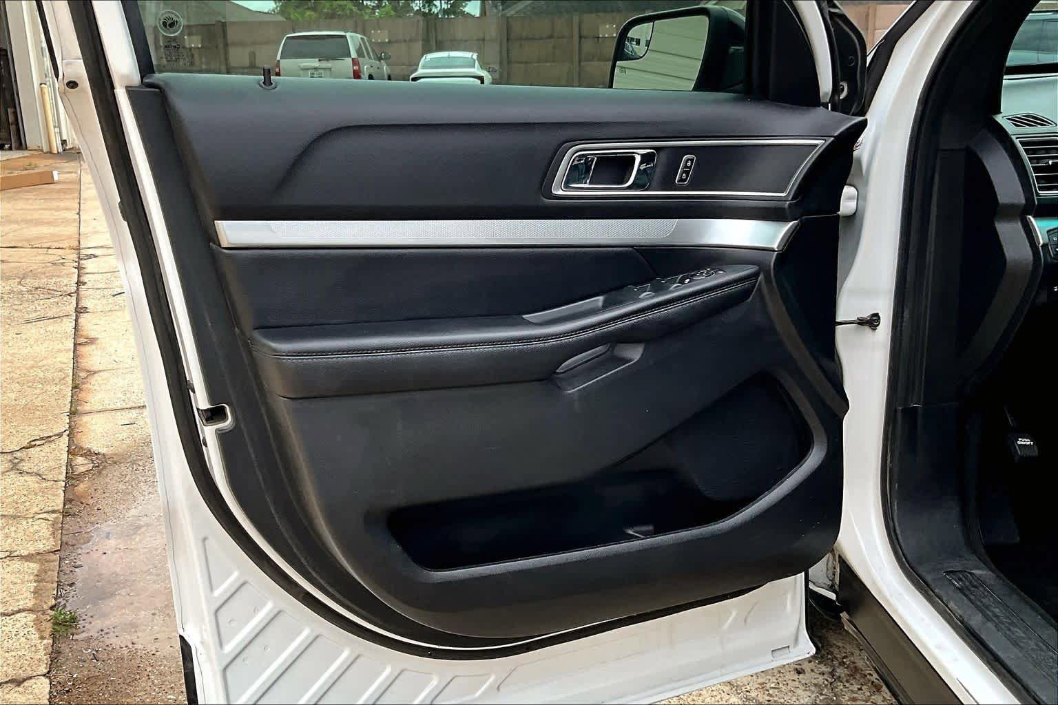 Used 2016 Ford Explorer XLT w/ Equipment Group 202A FWD image 21