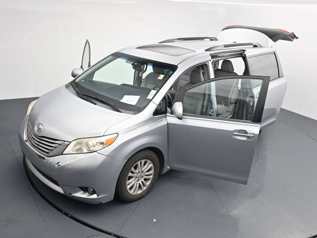 Used 2015 Toyota Sienna XLE w/ Four Season Floor Mat Package FWD image 26