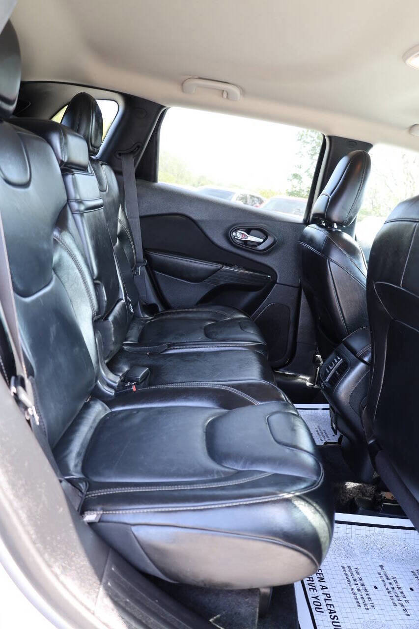 Used 2016 Jeep Cherokee Latitude w/ Comfort & Sound Group AWD/4WD image 16
