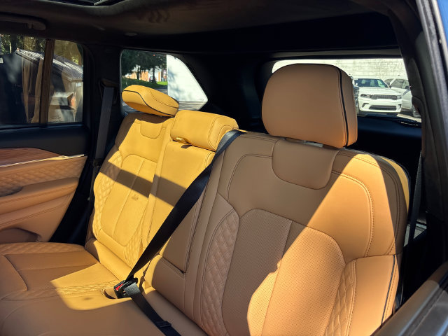 New 2027 Jeep Grand Cherokee Summit AWD/4WD image 3