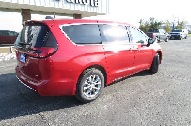 New 2026 Chrysler Pacifica Select image 9