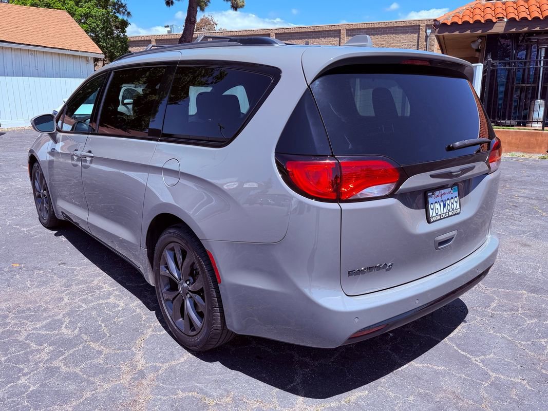 Used 2020 Chrysler Pacifica Touring-L Plus w/ S Appearance Package FWD image 4