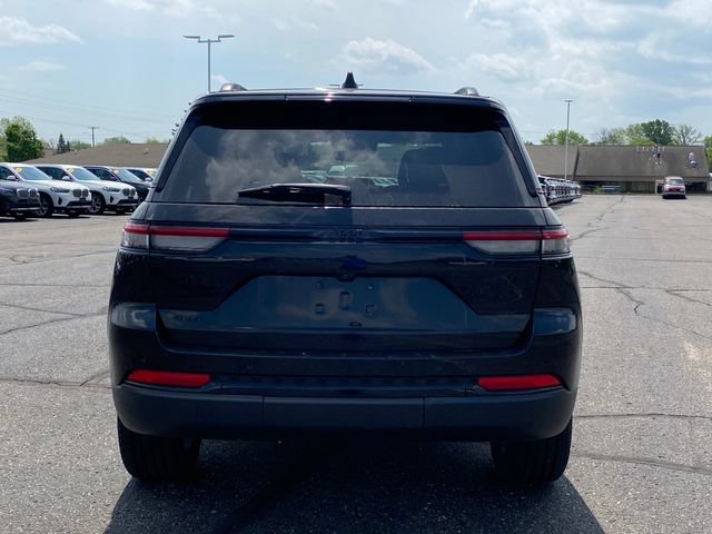 Used 2023 Jeep Grand Cherokee Altitude AWD/4WD image 4