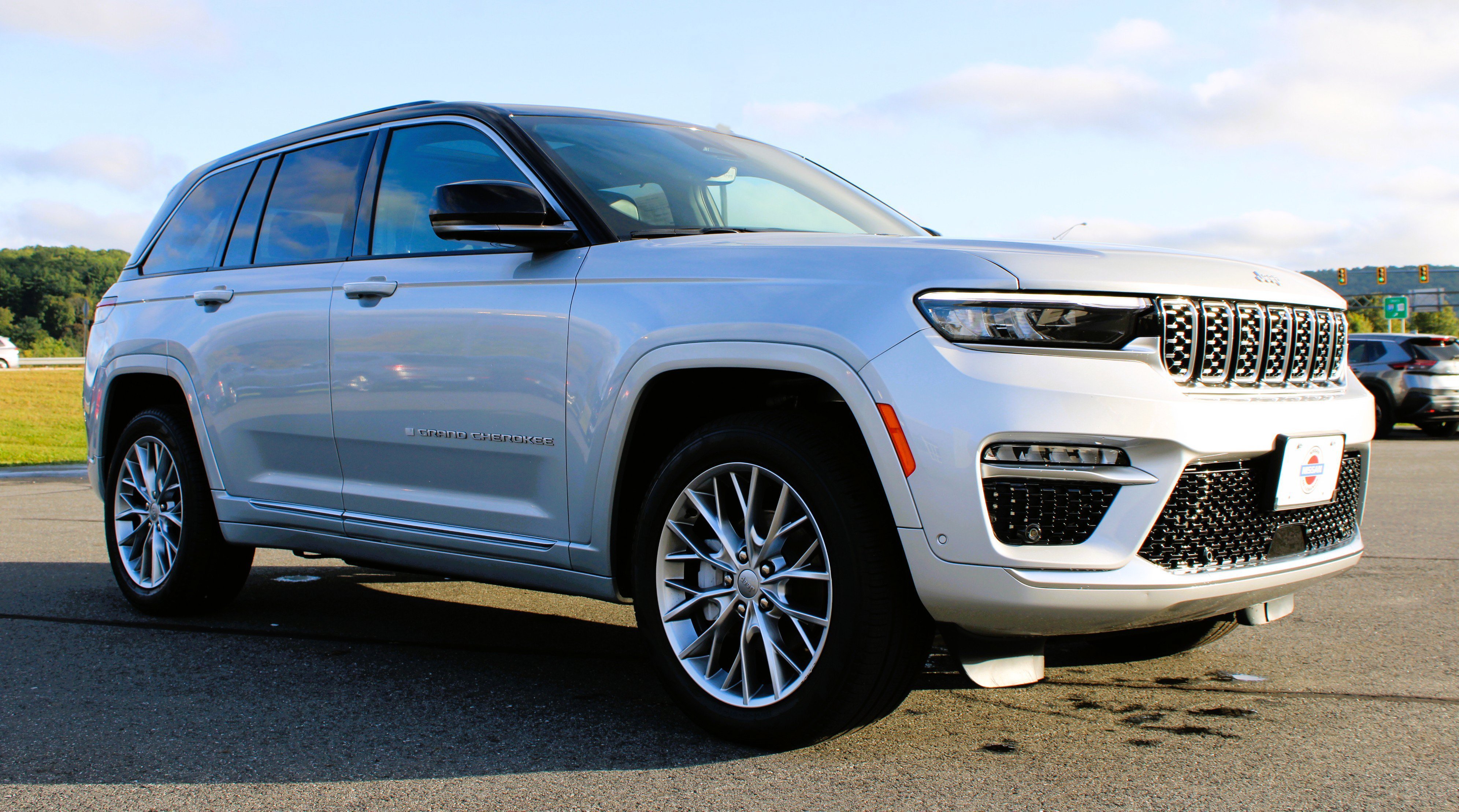 Used 2025 Jeep Grand Cherokee Summit w/ Luxury Tech Group V AWD/4WD image 5