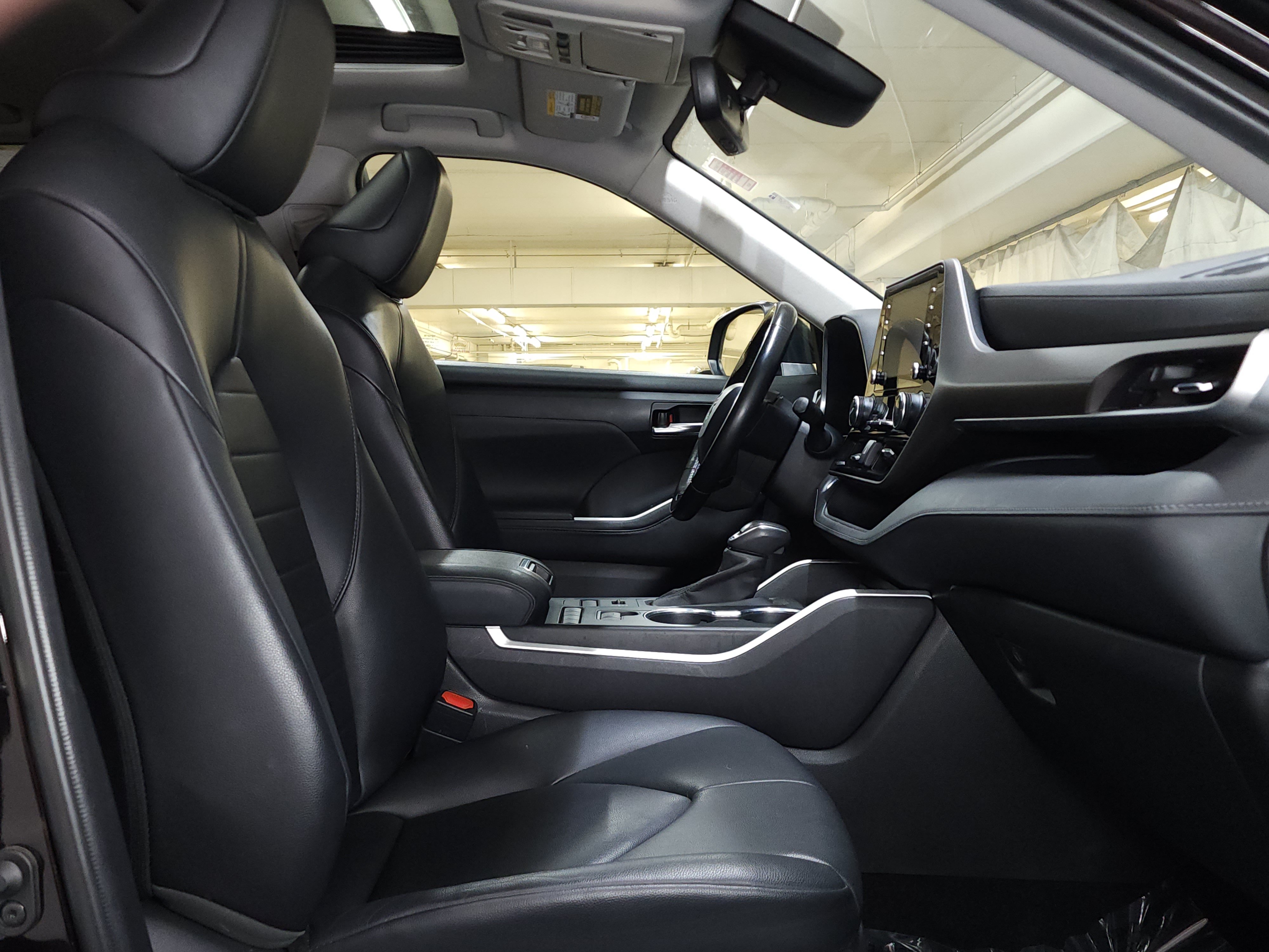 Used 2020 Toyota Highlander XLE AWD/4WD image 25