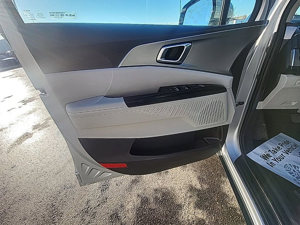 Used 2023 Kia Carnival LX image 11