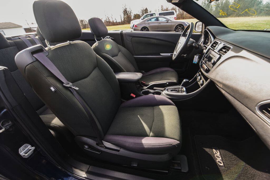 Used 2012 Chrysler 200 Touring FWD image 11