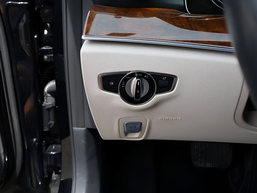 Used 2019 Mercedes-Benz E 300 4MATIC image 37