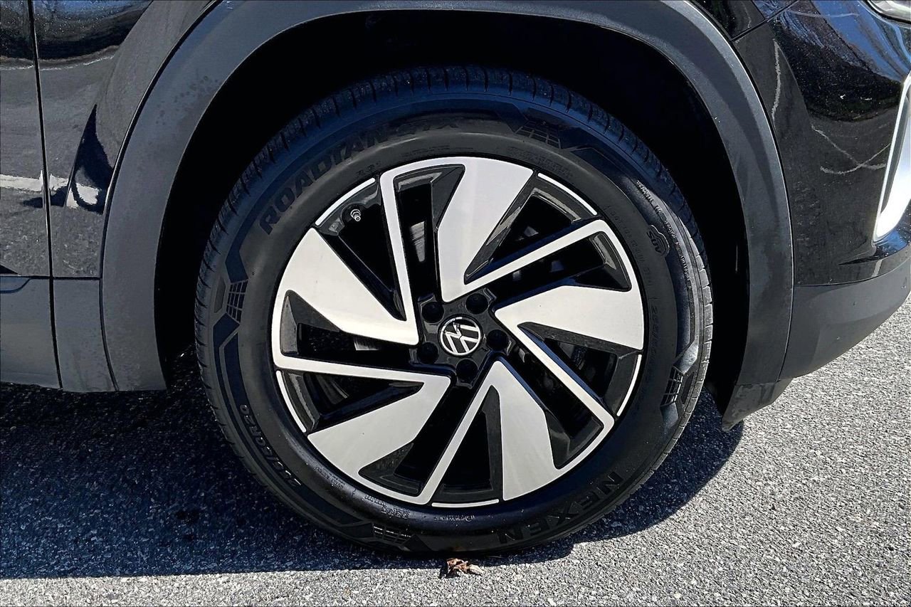 Used 2025 Volkswagen Atlas SE image 33