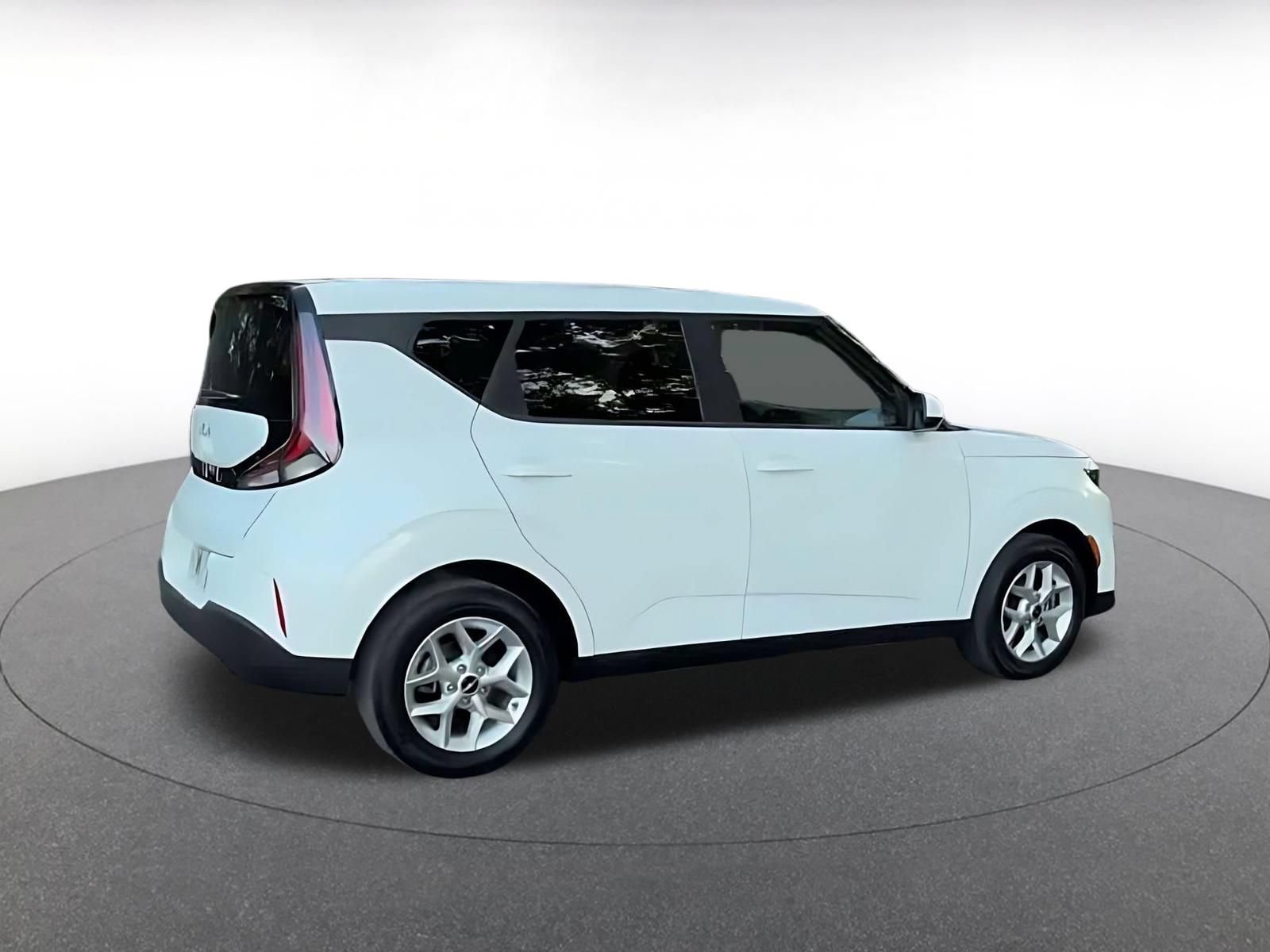 Used 2025 Kia Soul LX w/ LX Technology Package FWD image 15