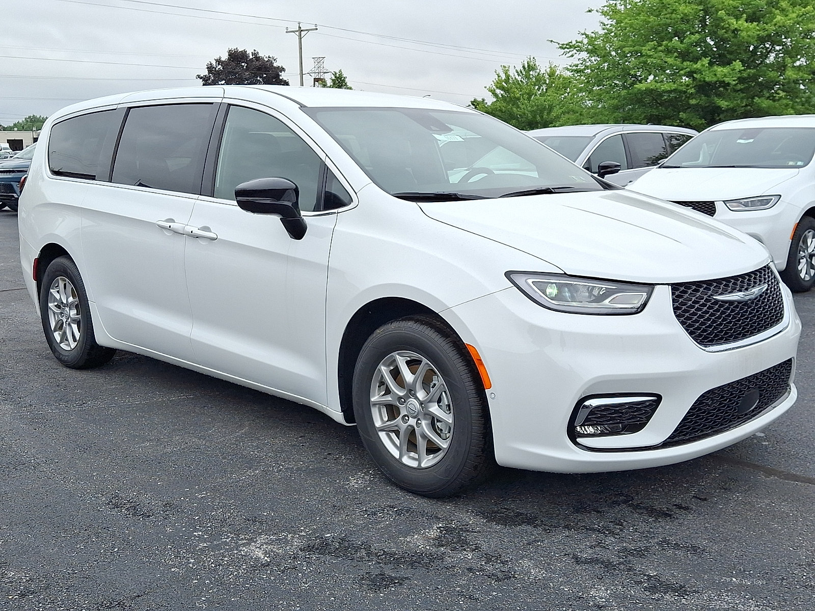 New 2026 Chrysler Pacifica Select FWD image 2