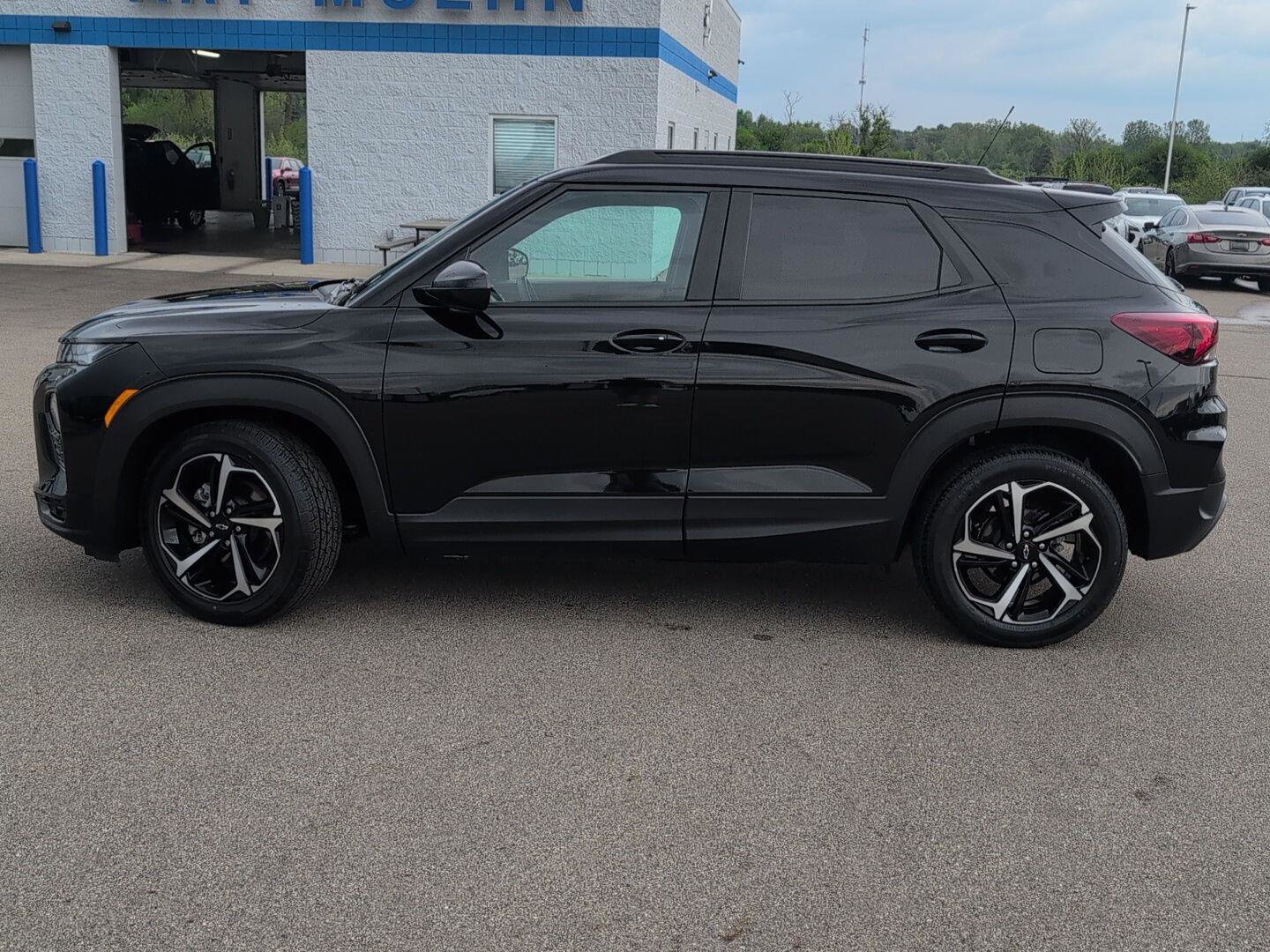 Used 2023 Chevrolet TrailBlazer RS w/ Sun and Liftgate Package FWD image 2