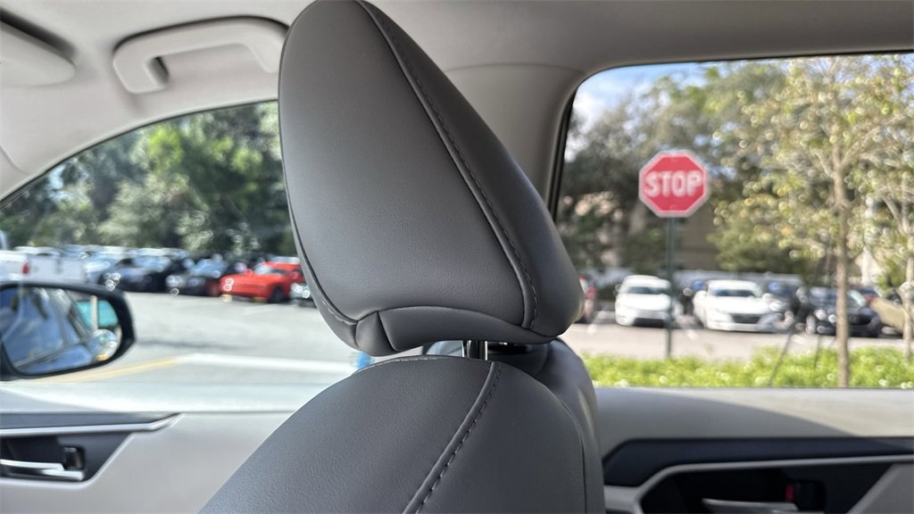 Used 2021 Toyota RAV4 XLE Premium image 17