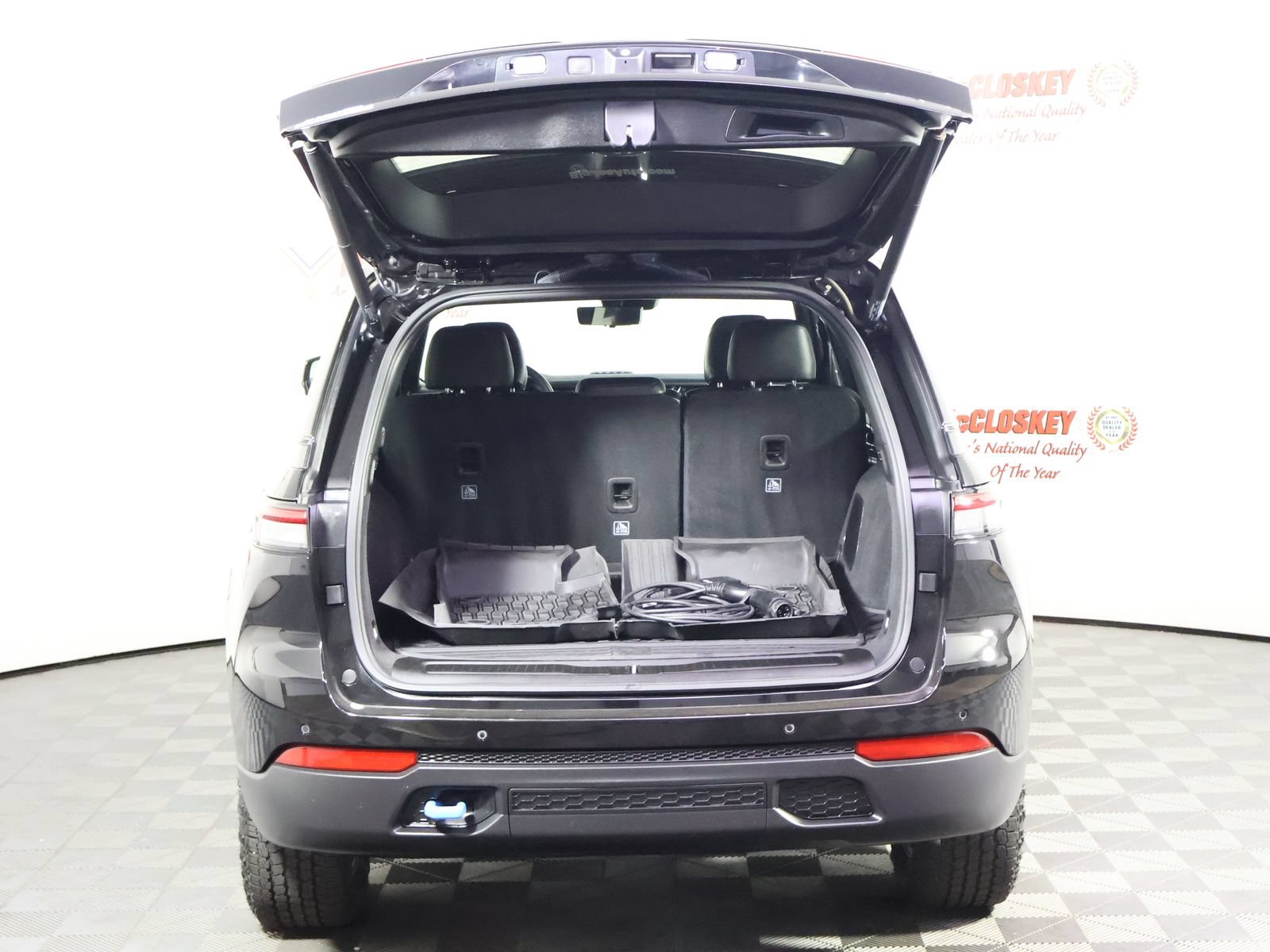 Used 2024 Jeep Grand Cherokee Trailhawk w/ Advanced Protech Group II AWD/4WD image 8