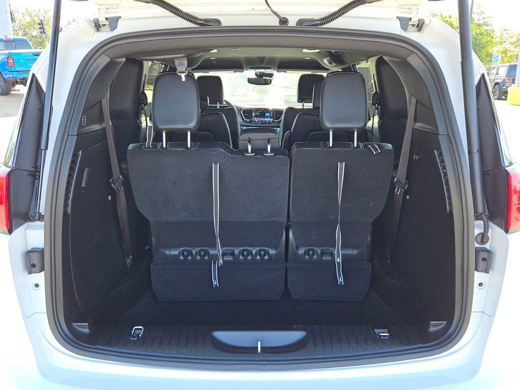 Used 2025 Chrysler Voyager LX image 13