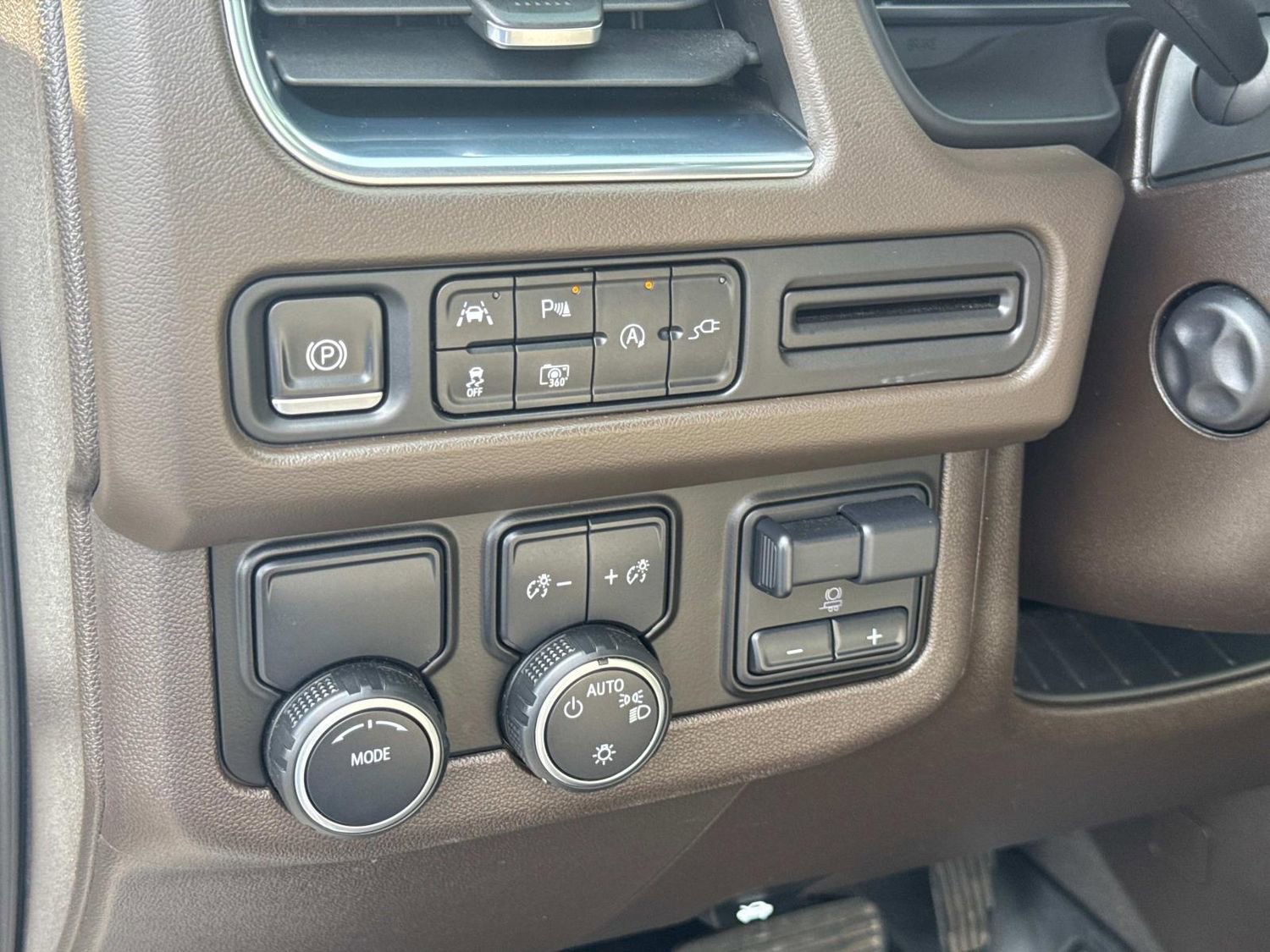 Used 2022 Chevrolet Tahoe LT w/ LT Signature Package image 33