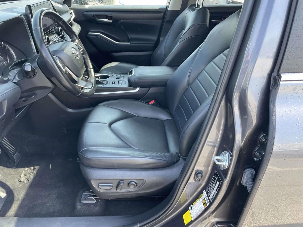 Used 2023 Toyota Highlander XLE image 28