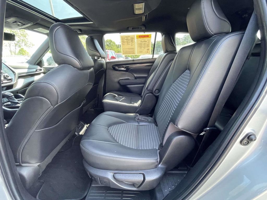 Used 2022 Toyota Highlander XSE AWD/4WD image 16