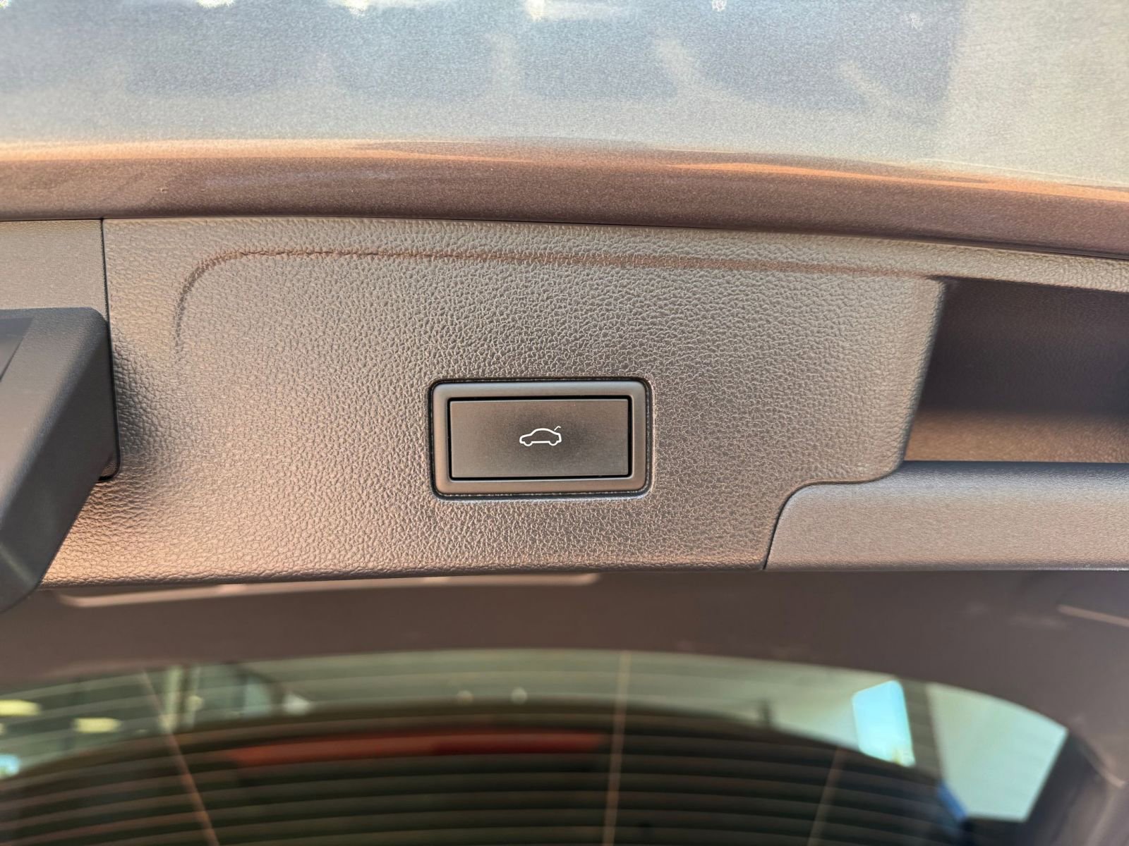 Used 2025 Volkswagen Atlas Cross Sport SE image 23