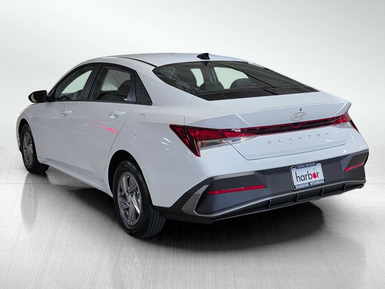 Used 2026 Hyundai Elantra SE FWD image 5