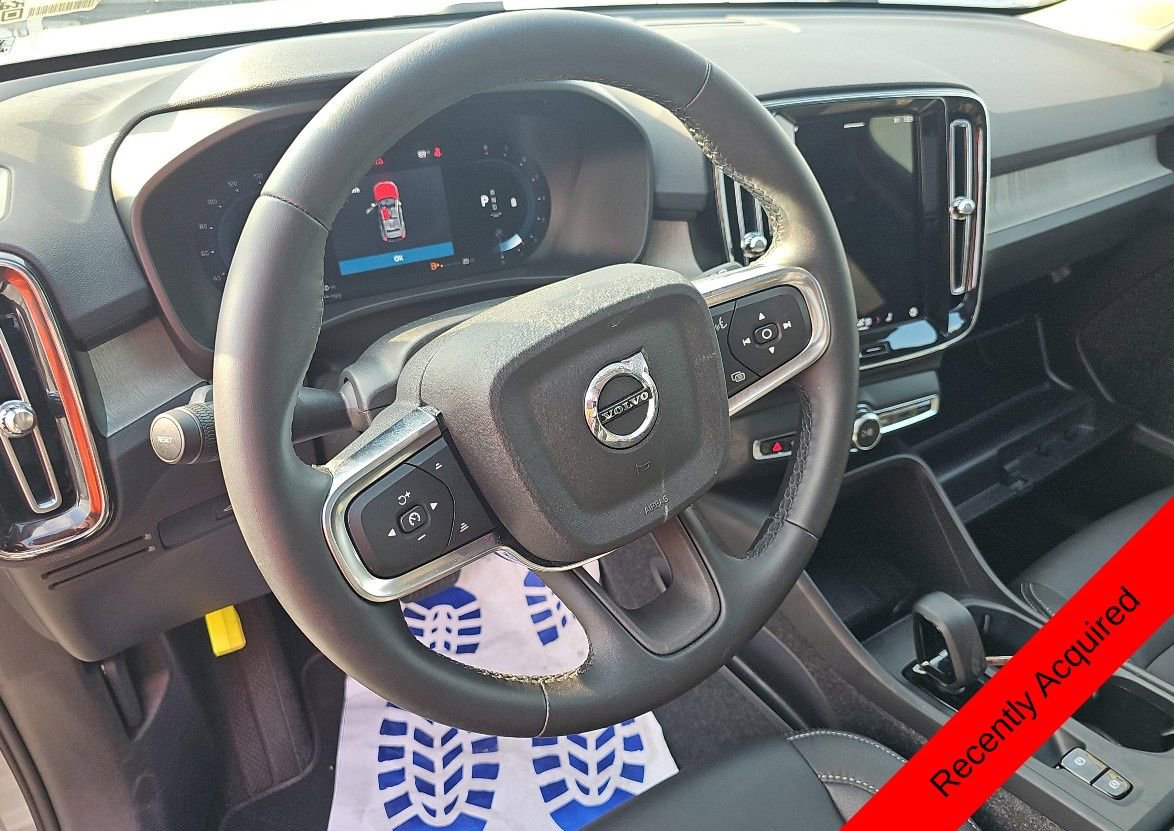 Used 2025 Volvo XC40 B5 Core image 10