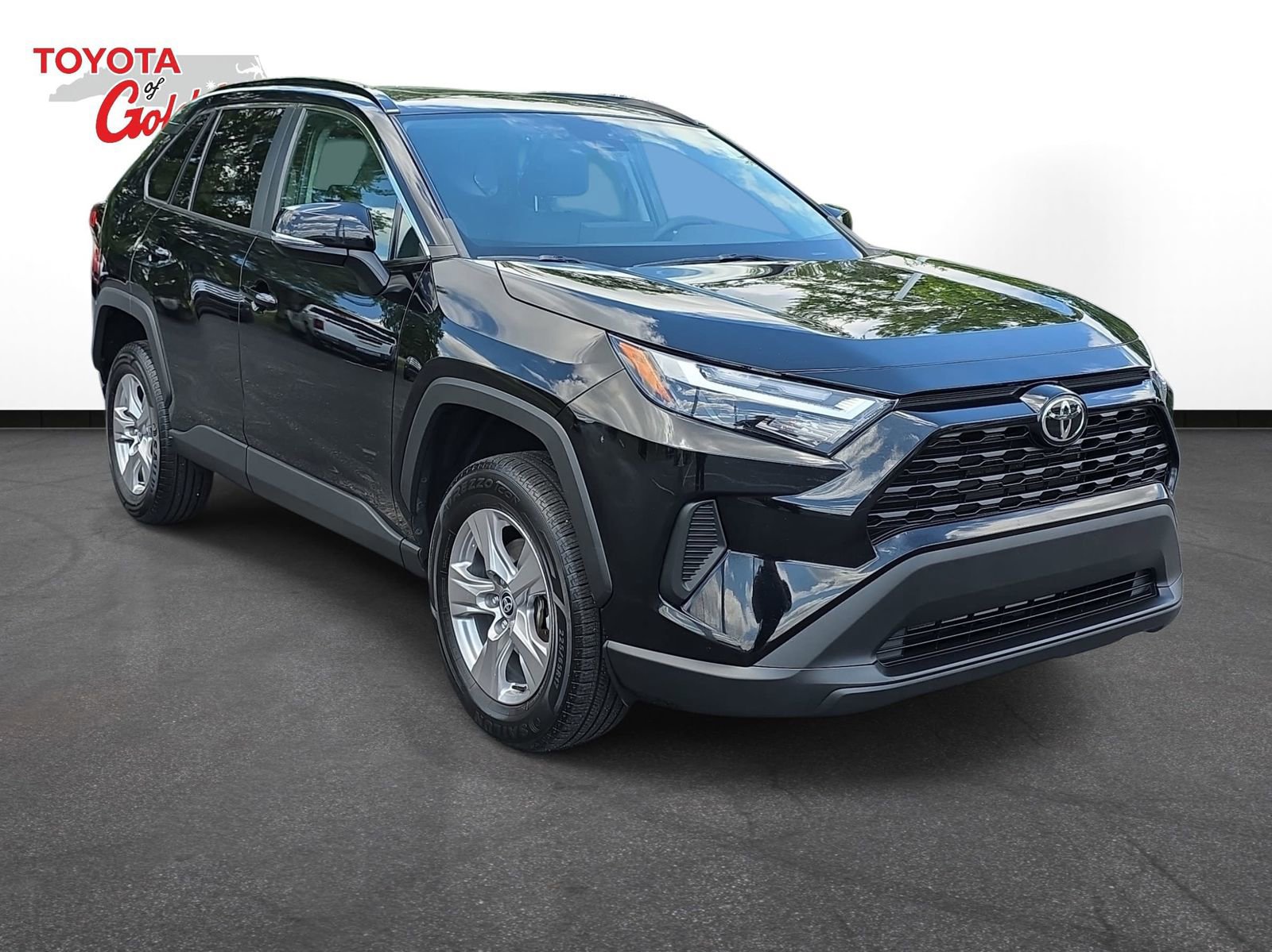 Used 2022 Toyota RAV4 XLE w/ Convenience Package FWD image 3