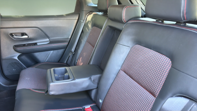 Used 2025 Nissan Kicks SR w/ Illumination Package FWD image 31